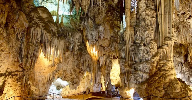 Excursión de un día a la Cueva de Nerja, Nerja y Frigiliana con recogida en el hotel
