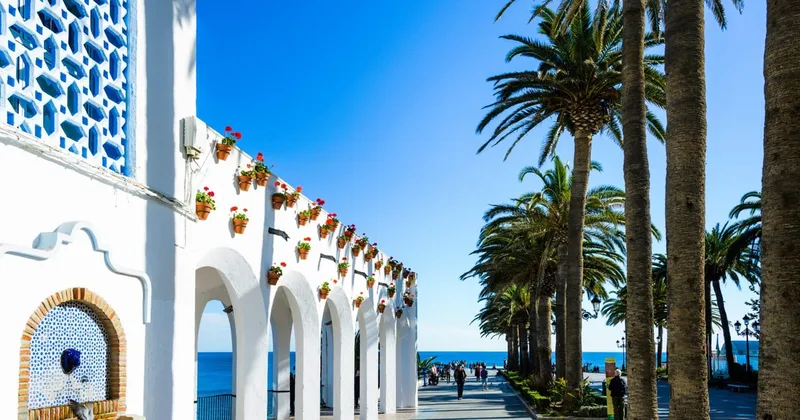 Desde Granada: excursión de un día a la Cueva de Nerja, Nerja, Frigiliana y playa