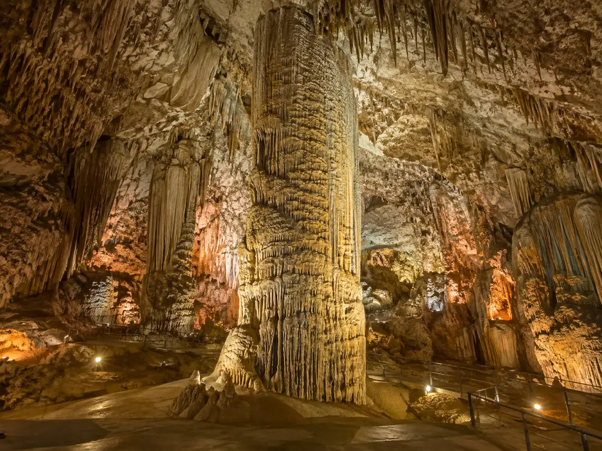 La columna de roca de 32 metros en la Sala del Cataclismo