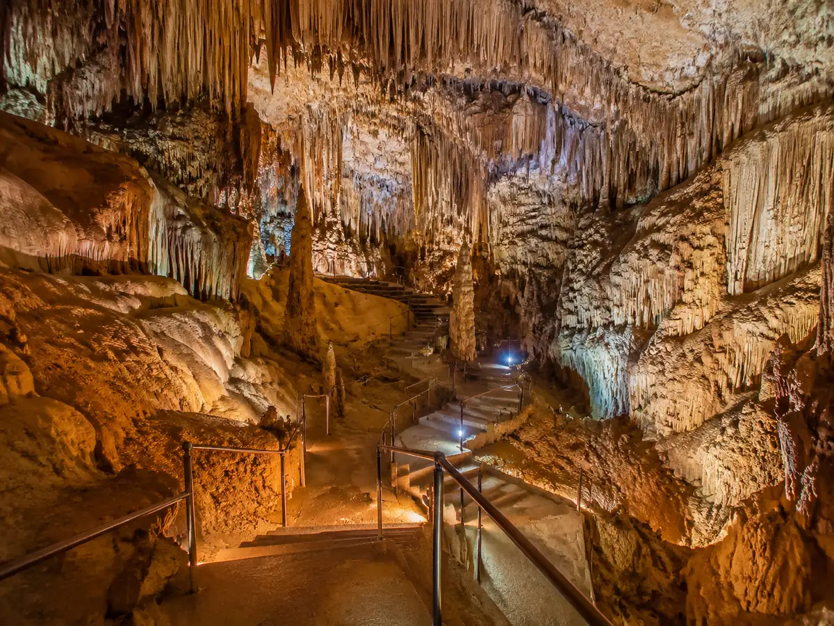 En el interior de una de las cinco salas principales del recorrido turístico